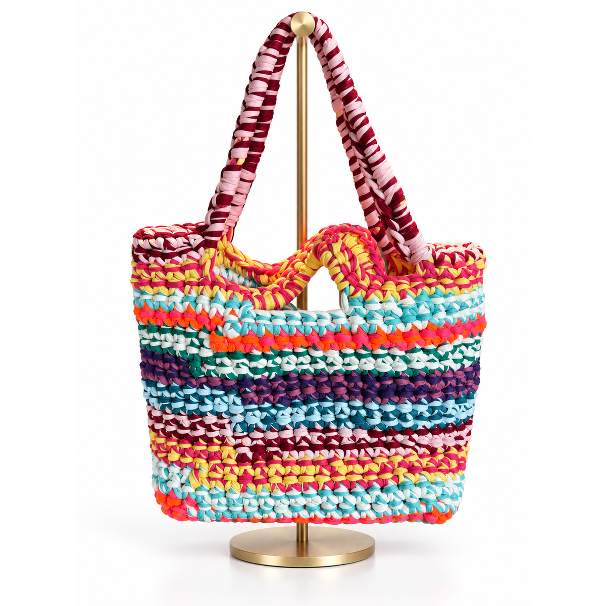 Bolsa tejida a mano en trapillo con rayas multicolor y asas trenzadas rosa y rojo
