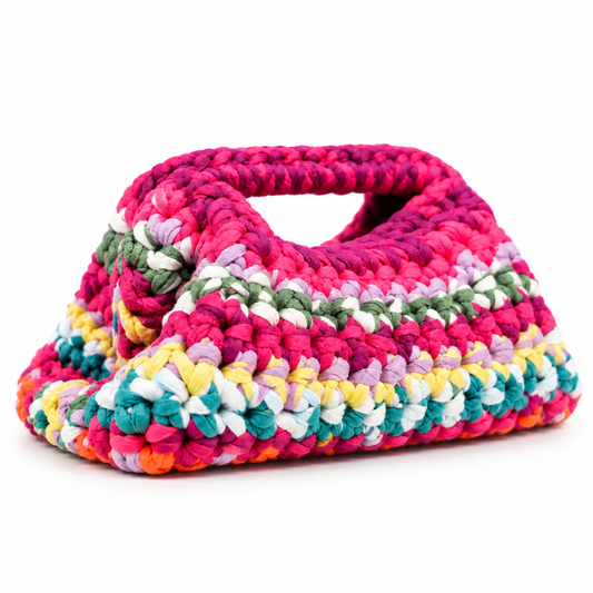 Clutch tejido a mano en trapillo multicolor con rayas fucsia, lila, amarillo, verde y turquesa, con asa integrada
