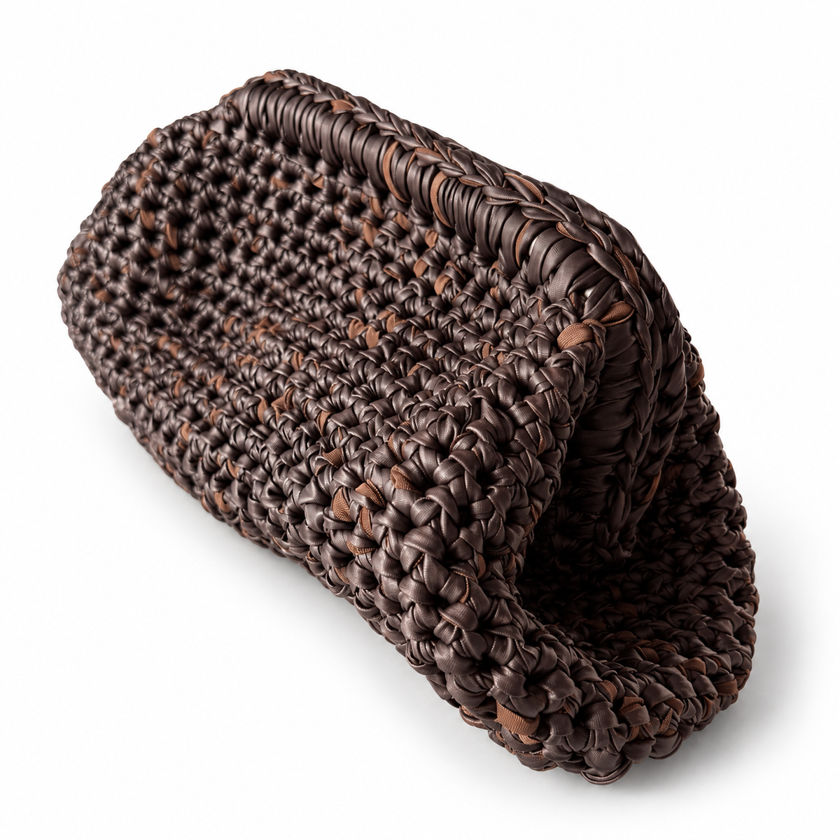 Clutch tejido a mano en vinipiel café chocolate con destellos cobre, vista cerrada