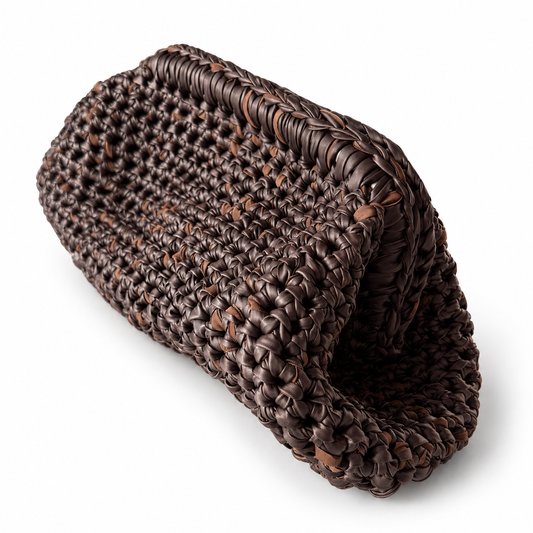 Clutch tejido a mano en vinipiel café chocolate con destellos cobre, vista cerrada