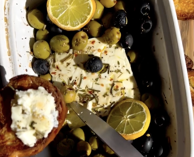 Queso feta con aceitunas al horno